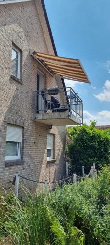 a balcony on the side of a brick building at Ferienwohnung Muggelig in Kiel