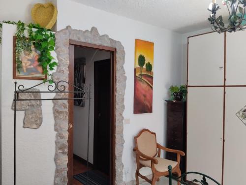 einen Flur mit einem Spiegel und einem Stuhl in einem Zimmer in der Unterkunft CASA VACANZE PIEKNY DOM DWA in Taormina