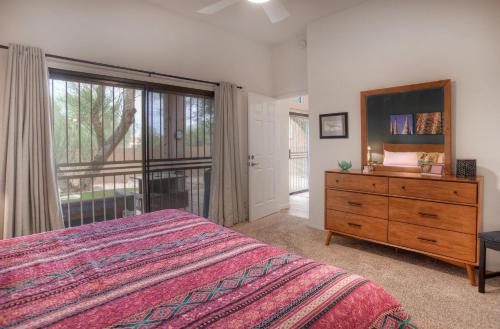 um quarto com uma cama, uma cómoda e uma janela em Fountain Hills Bungalow West em Fountain Hills