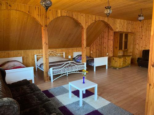 ein Schlafzimmer mit einem Bett und einem Tisch in einem Zimmer in der Unterkunft KRI Holiday House in Alūksne
