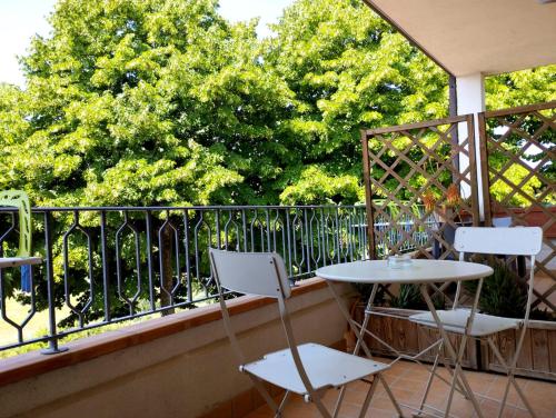 dwa krzesła i stół na balkonie w obiekcie Il Mandorlo B&B w mieście Civitanova Alta