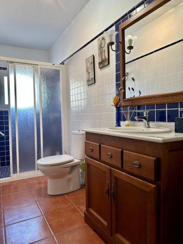 a bathroom with a toilet and a sink at Casa El Chorreador in Barranda