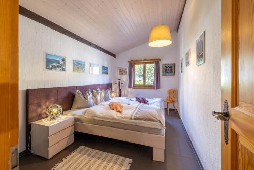 1 dormitorio con 1 cama en una habitación pequeña en Chasa Tusa 3, en Scuol