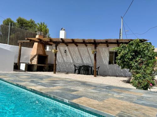 una casa con piscina y pérgola en Casa El Chorreador, en Barranda