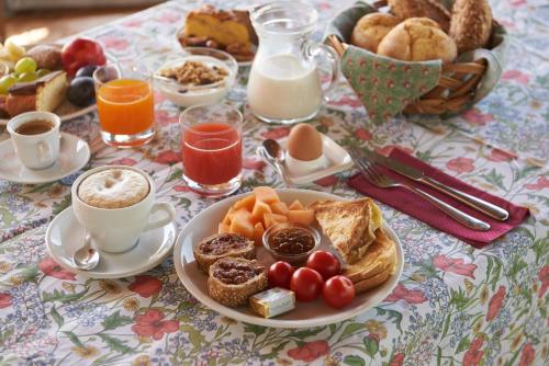 un tavolo con un piatto di prodotti per la colazione e tazze di caffè di Al Vecchio Convento-Tenuta Malvolti a San Fior di Sopra
