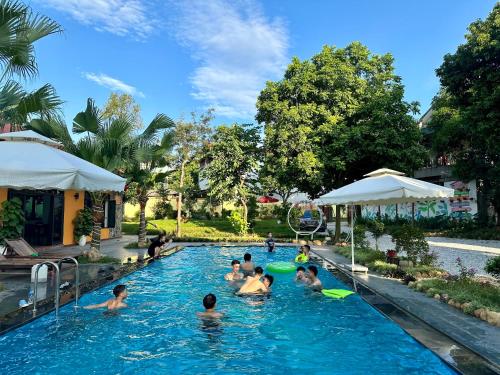 grupa osób w basenie w ośrodku w obiekcie Homestay Bài Văn garden w mieście Ba Vì District
