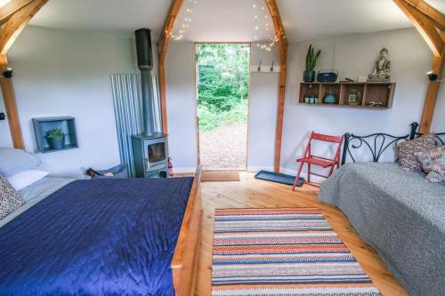 Katil atau katil-katil dalam bilik di Wye Glamping