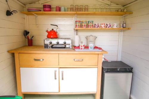 Dapur atau dapur kecil di Wye Glamping