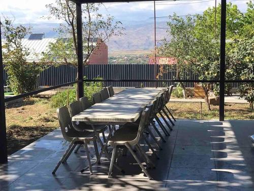 un lungo tavolo con sedie e vista sulle montagne di ASHTARAK REST ZONE ad Ashtarak