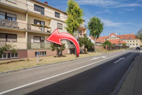 ein rotes Pfeilschild an der Straßenseite in der Unterkunft Dobro Došli Vukovar in Vukovar