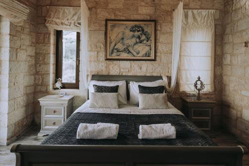 Rodhiá的住宿－VILLA rodiAnna，一间卧室配有一张带枕头的大床和绘画