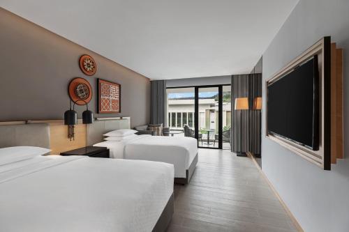 Katil atau katil-katil dalam bilik di Four Points by Sheraton Phuket Patong Beach Resort