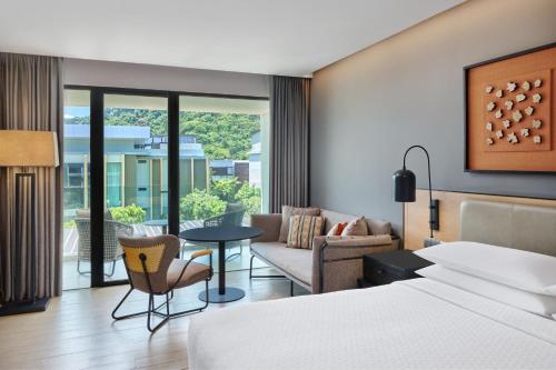 Katil atau katil-katil dalam bilik di Four Points by Sheraton Phuket Patong Beach Resort