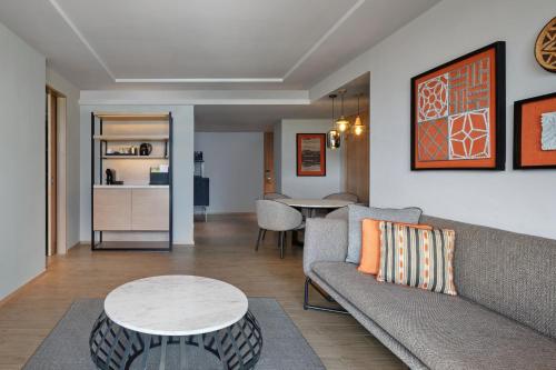 Ruang duduk di Four Points by Sheraton Phuket Patong Beach Resort