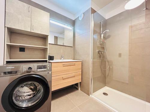 uma máquina de lavar roupa na casa de banho com um chuveiro em Appartement Les Gets, 2 pièces, 4 personnes - FR-1-623-271 em Les Gets