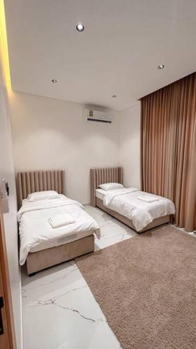 um quarto com duas camas num quarto em Akira Chalet em Billah