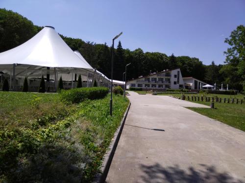 une tente blanche sur le côté d'une route dans l'établissement Hotel Kovanlika 2, à Razgrad