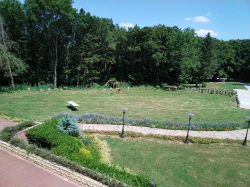 un parc avec une girafe au milieu d'un champ dans l'établissement Hotel Kovanlika 2, à Razgrad