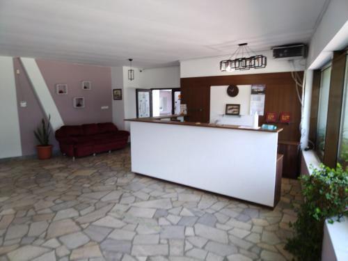 uma sala de estar com um balcão branco e um sofá em Hotel Kovanlika 2 em Razgrad