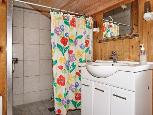 Et badeværelse på Three-Bedroom Holiday home in Thisted 9