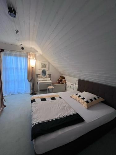 ein Schlafzimmer mit einem großen Bett in einem Zimmer in der Unterkunft Zimmer zum Wohlfühlen in Eching