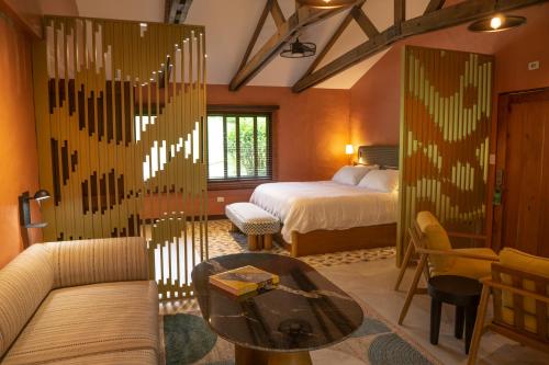 Villa Blanca Cloud Forest Hotel & Retreat tesisinde bir odada yatak veya yataklar