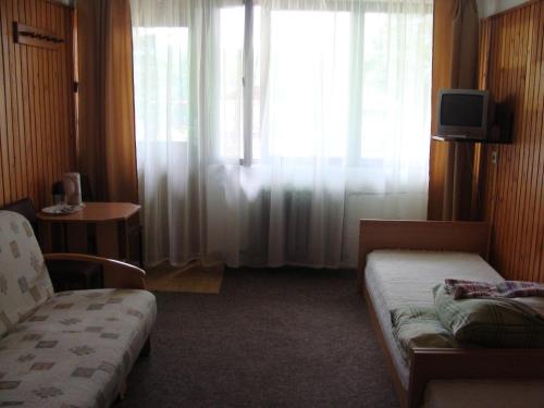 Llit o llits en una habitació de Dom Wczasowy STALOWNIK