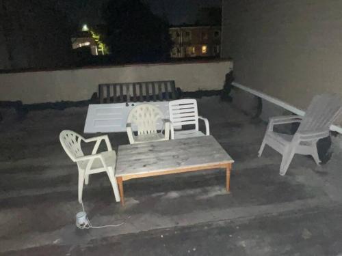 2 sillas y un banco en un patio en Nice and quiet appartement en Filadelfia