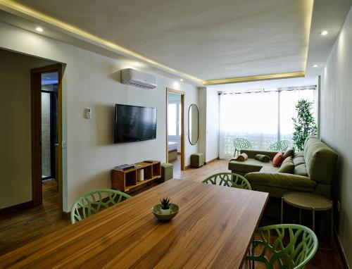 Leo Home- bright & centric 3 bedrooms apartment with private parking inside