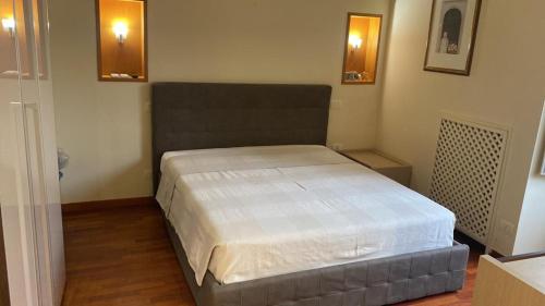 ein Schlafzimmer mit einem großen Bett in einem Zimmer in der Unterkunft Donna Ada al Duomo in Salerno