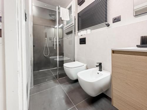 y baño con aseo, lavabo y ducha. en Realkasa Bolognetti Apartment, en Bolonia