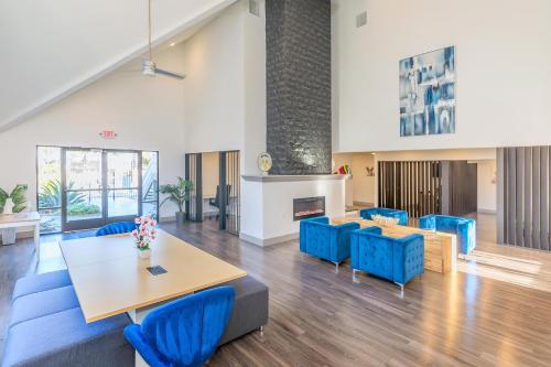 a living room with a table and blue chairs at Studio Unit in the MedCenter in Houston