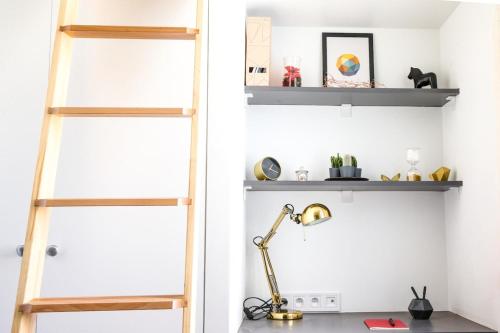 Cette chambre dispose d'une échelle et d'un bureau. dans l'établissement Brochant - Cosy studio parc des batignolles, à Paris