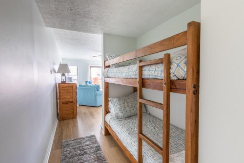 - deux lits superposés dans une chambre dans l'établissement 2955 - Lois Atlantic View by Resort Realty, à Duck