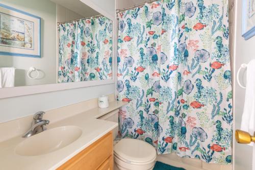 La salle de bains est pourvue de toilettes et d'un rideau de douche. dans l'établissement 2955 - Lois Atlantic View by Resort Realty, à Duck