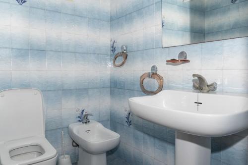 庫列拉的住宿－Florazar 2, Ii-14-A，浴室配有白色水槽和卫生间。