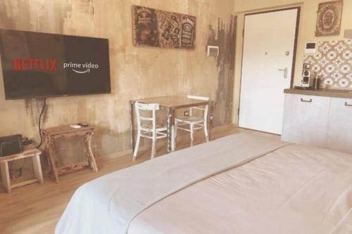 a bedroom with a bed and a tv and a table at [3' a piedi dal mare] CASITA DEL MAR...Mare & Arte in Grottammare