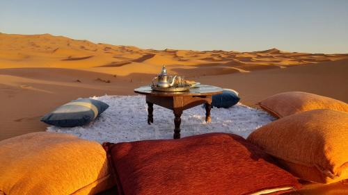 une table au milieu du désert dans l'établissement Camels House, à Merzouga