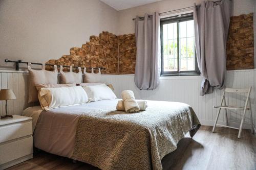 Un dormitorio con una cama grande y una ventana en Eco House in Unique Environment, en La Orotava