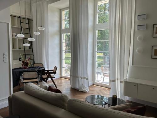 Een zitgedeelte bij Przy Przystani Apartament Paryski