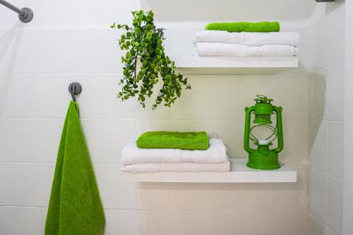 y baño con toallas blancas y verdes. en Eco House in Unique Environment, en La Orotava