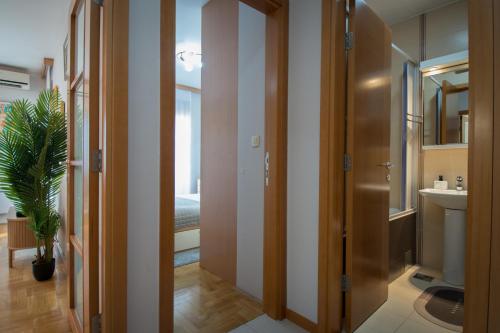 Ένα μπάνιο στο City Nest apartment