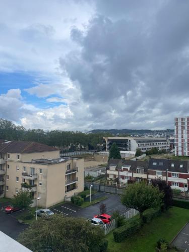 une vue aérienne d'une ville avec des bâtiments dans l'établissement Home chic et renové, à Rouen