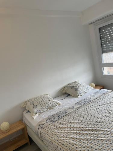 une chambre avec un lit et une fenêtre dans l'établissement Home chic et renové, à Rouen