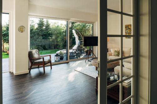 sala de estar con puerta corredera de cristal que da a un patio en Kowloon, en Westerholz