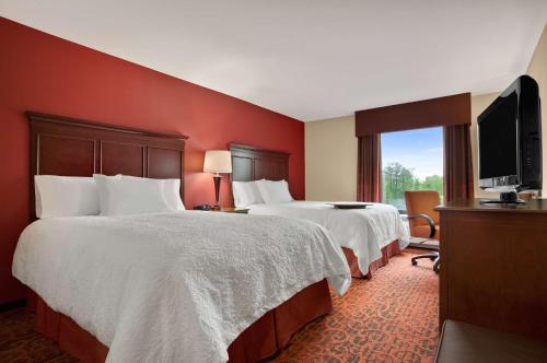 een hotelkamer met 2 bedden en een flatscreen-tv bij Hampton Inn Magnolia in Magnolia