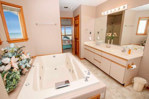 duża łazienka z wanną i 2 umywalkami w obiekcie Ocean Views, Den, Community Pools, Close to Beach access, 103, Brigadune-Oceanfront w mieście Corolla