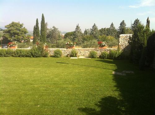 a garden with a stone wall and green grass at Casa Religiosa di Ospitalità San Ponziano in Spoleto