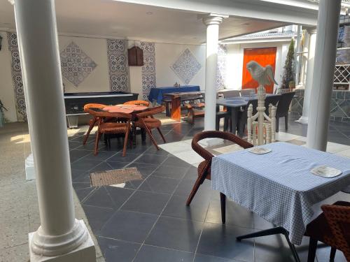 une salle à manger avec des tables et des chaises sur une terrasse couverte dans l'établissement Casa 57, à Pietermaritzburg
