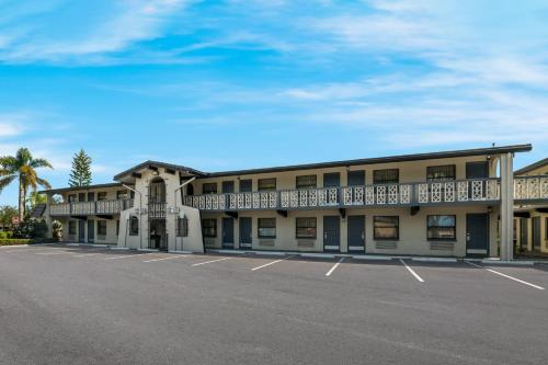 an empty parking lot in front of a building at Quality Inn & Suites Altamonte Springs Orlando-North in Orlando